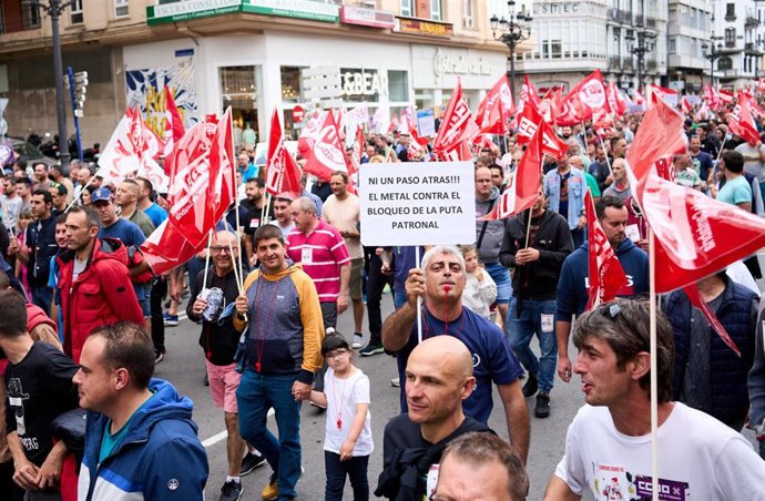 Un hombre sostiene una pancarta en la manifestación de los trabajadores del metal en santander.