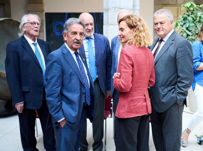El presidente de Cantabria, Miguel Ángel Revilla, junto a la presidenta del Congreso de los Diputados, Meritxell Batet, en su visita al Parlamento cántabro