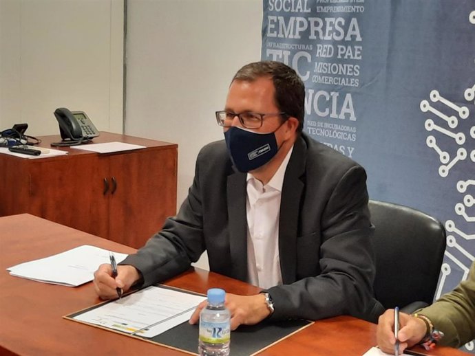 El secretario general de Industria y PYME, Raúl Blanco, en la firma de un convenio en Extremadura