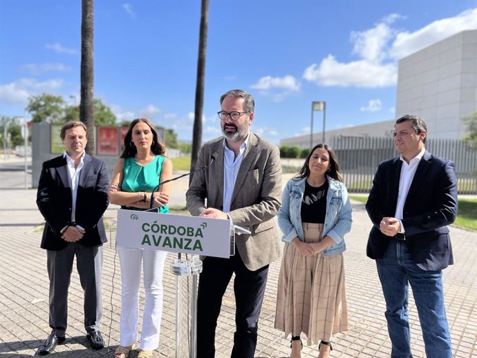 Adolfo Molina con Antonio Repullo, José María Bellido, Beatriz Jurado y Verónica Martos.