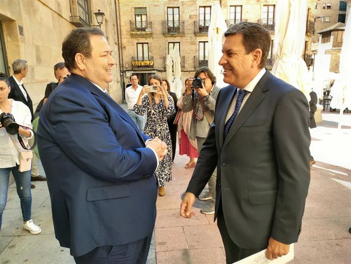 El presidente de la Cámara de Comercio (I) con el consejero de Economía y Hacienda.