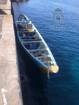 Patera llegada al puerto de Los Cristianos con 57 migrantes a bordo