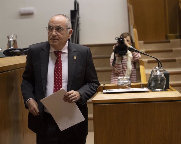 El consejero de Planificación Territorial, Vivienda y Transportes, Iñaki Arriola, en el Parlamento Vasco