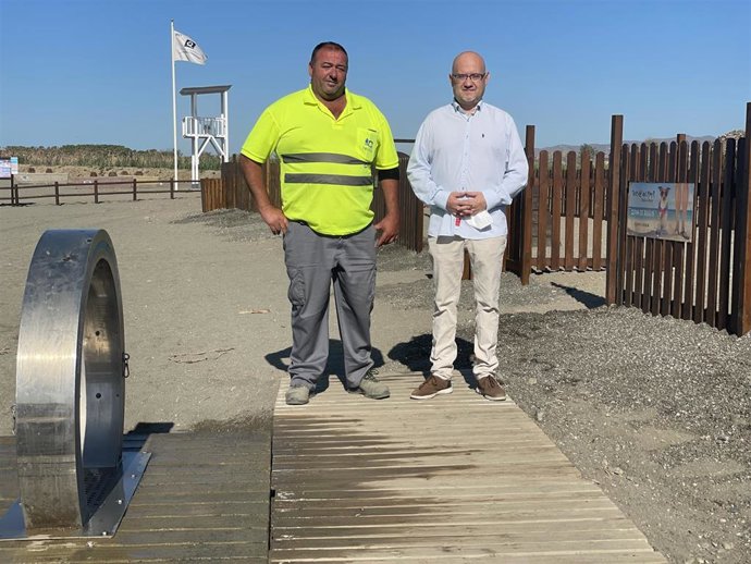 El concejal de Playas de Vélez-Málaga, Jesús Pérez Atencia (derecha) en la playa canina de Torre del Mar.