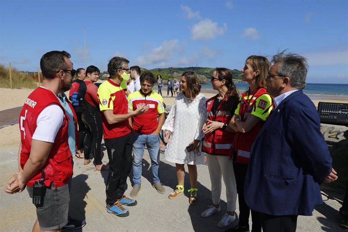 La consejera de Presidencia, Paula Fernández Viaña, presenta la campaña de salvamento y socorrismo en las playas de Cantabria