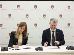 La consellera de Acción Exterior, Victria Alsina, y el primer ministro del cantón de Sarajevo, Edin Forto, firman el plan de trabajo