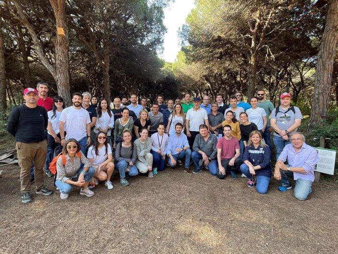 El presidente del Puerto de Barcelona, Dami Calvet, junto al resto de voluntarios.