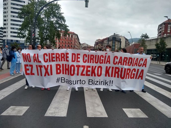 Profesionales del Hospital de Basurto se manifiestan contra la decisión de trasladar la cirugía cardíaca a Cruces