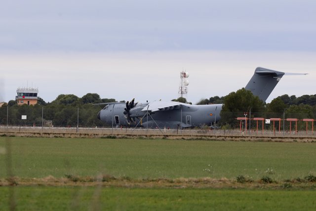 Uno de los aviones del ejército del Aire a su llegada a la base aérea de Los Llanos para recoger el cargamento de armas que enviarán a Ucrania, en la base aérea de Los Llanos, a 4 de marzo de 2022, en Albacete, Castilla-La Mancha (España). 