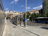 Los puestos de los jipis de Goya y las dársenas de EMT estrenan ubicación en una plaza de Felipe II más peatonal y verde
