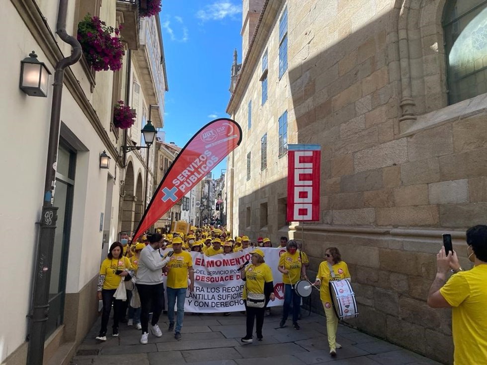 Manifestación  de trabajadores de Correos en Santiago de Compostela