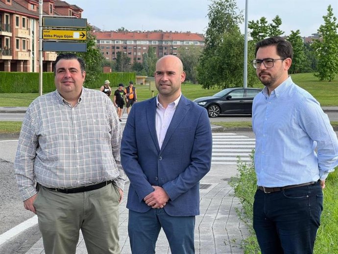 El portavoz del Grupo Municipal de Foro Asturias en el Ayuntamiento de Gijón, Jesús Martínez Salvador (en medio), presenta una iniciativa de Pleno junto a otros miembros del partido, junto a la glorieta del caballo, en Gijón