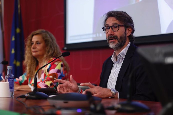 Alberto Varela, presidente de la Fegamp, junto a la presidenta de la Diptuación de Pontevedra, Carmela Silva