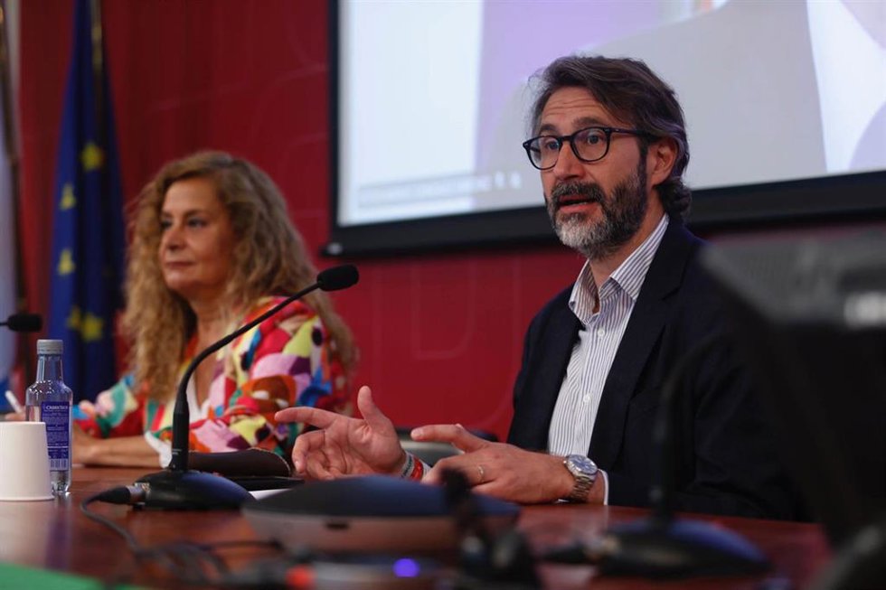 Alberto Varela, presidente de la Fegamp, junto a la presidenta de la Diptuación de Pontevedra, Carmela Silva