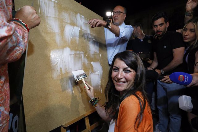 Imagen de la medianoche del día 3 del acto de inicio de campaña de la candidata de Vox a la Presidencia de la Junta, Macarena Olona, en Granada.