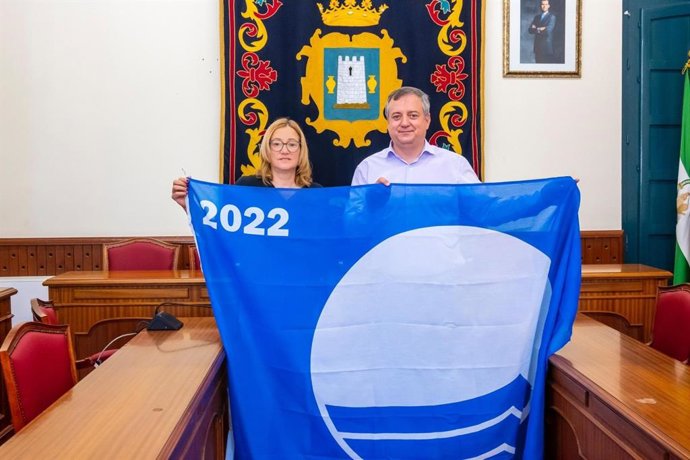 La Junta entrega al Ayuntamiento de Níjar sus dos banderas azules.