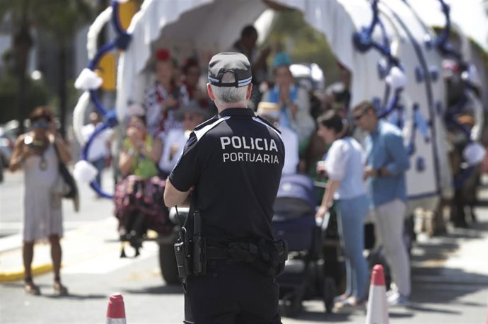 Agente de la Policía Portuaria durante el paso de una hermandad rociera.