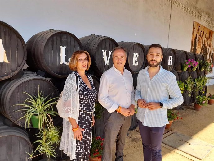 Ángel Pimentel en su visita a las Bodegas Alvear en Montilla, con Sergio Urbano y Lucía Navarro.