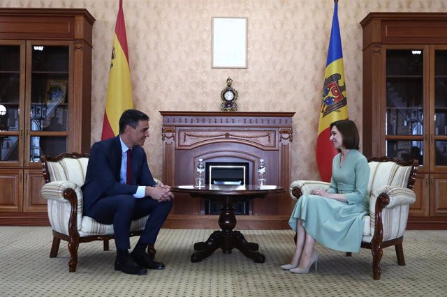 El presidente del Gobierno, Pedro Sánchez, junto a la presidenta de Moldavia, Maia Sandu, durante la visita oficial a Chisinau.