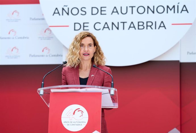 La presidenta del Congreso de los Diputados, Meritxell Batet, interviene en el acto de reconocimiento a los ponentes del Estatuto de Autonomía de Cantabria, en el Parlamento regional