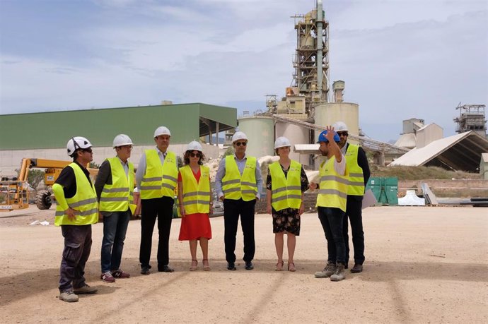 Una delegación de Finlandia se interesa por el proceso de generación de hidrógeno verde de la planta de Lloseta.