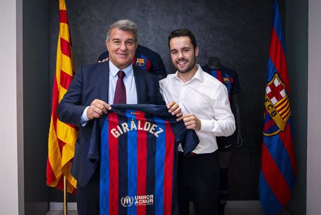 El presidente del FC Barcelona, Joan Laporta, con el entrenador del Barça Femení, Jonatan Giráldez, renovado hasta 2024