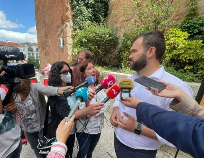 El alcalde de Cáceres, Luis Salaya, atiende a los medios