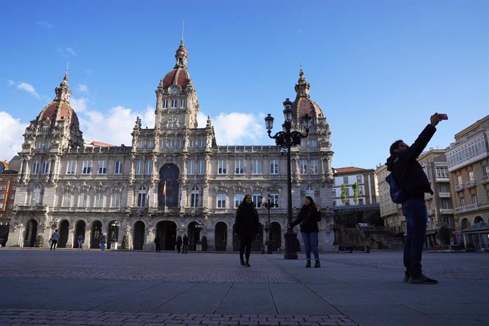Archivo - Un hombre se echa un selfie en la Plaza de María Pita de A Coruña, a 8 de abril de 2022, en A Coruña