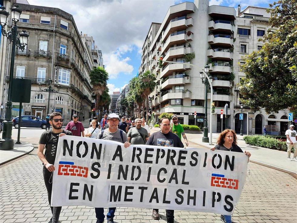Decenas de trabajadores de Metalships se manifiestan en Vigo ante la "represión sindical" de la empresa.