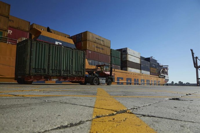 Archivo - Detalle de la descarga de containers en el Puerto de Sevilla 