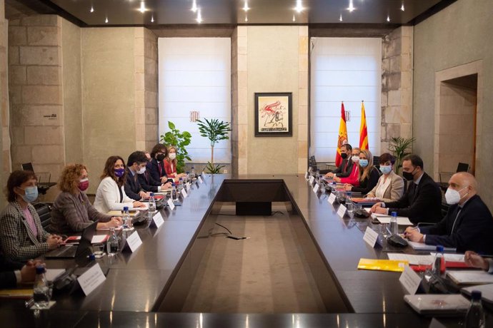 Archivo - La ministra de Política Territorial y portavoz del Ejecutivo, Isabel Rodríguez (3d); la delegada de la Generalitat en Madrid, Ester Capella (2i); la consellera de Presidencia, Laura Vilagr (3i); el vicepresidente y conseller de Políticas Digi