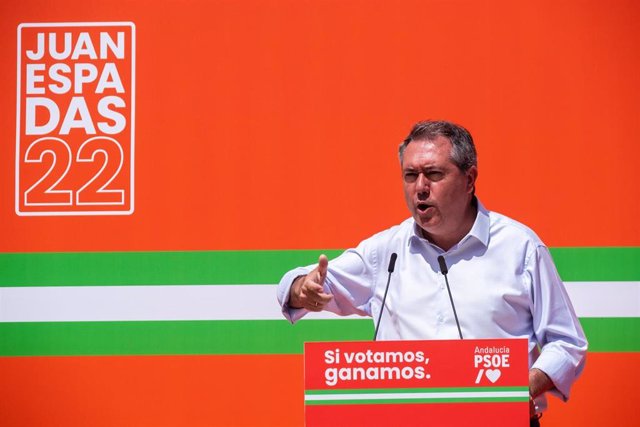 El candidato del PSOE-A a la Junta, Juan Espadas, en un acto en La Algaba (Sevilla) en el primer día de la campaña electoral del 19J.