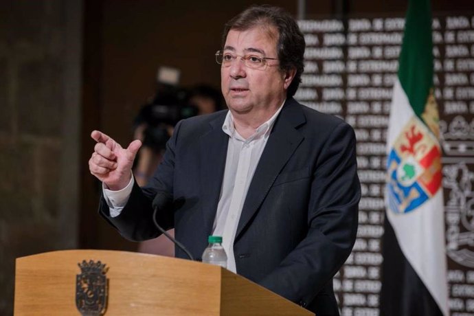 El presidente de la Junta, Guillermo Fernández Vara, en rueda de prensa.