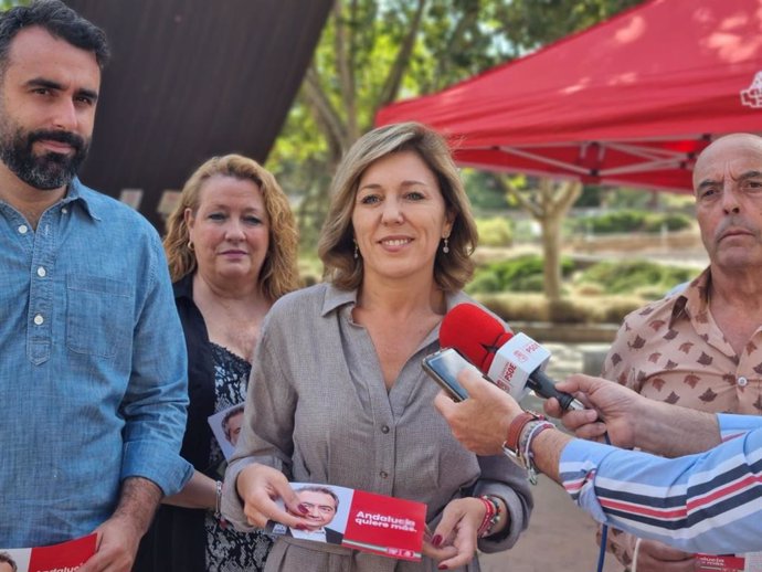 Romero atiende a los medios, junto a Hurtado (dcha.) y otros dirigentes del PSOE de Córdoba.