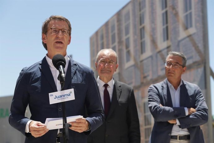 El presidente del PP, Alberto Núñez Feijóo, visita una empresa de Málaga