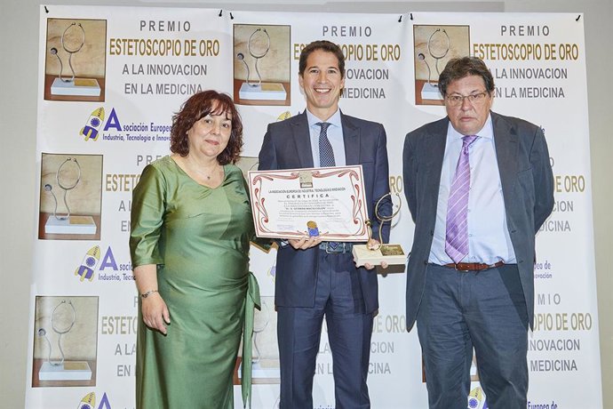 El Dr. German Macía recibe su premio.