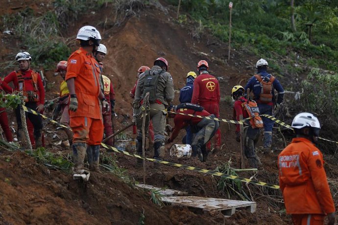 Lasbores de búsqueda y rescate en el municipio de Camaragibe, en el estado brasileño de Pernambuco, tras el paso del temporal que ha dejado 128 muertos.