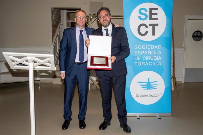 Entrega del premio al doctor Miguel Congregado, responsable del Servicio de Cirugía Torácica del Hospital Quirónsalud Infanta Luisa.
