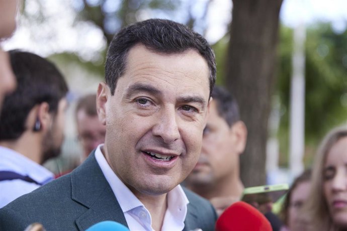 El candidato del Partido Popular a la presidencia de la Junta de Andalucía, Juanma Moreno, atiende a los medios de comunicación durante la Feria de Alcalá de Guadaira, a 3 de junio de 2022 en Sevilla (Andalucía, España)