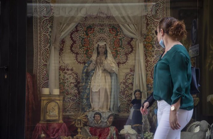 Archivo - Escaparate con motivos sacramentales por el Corpus Christi