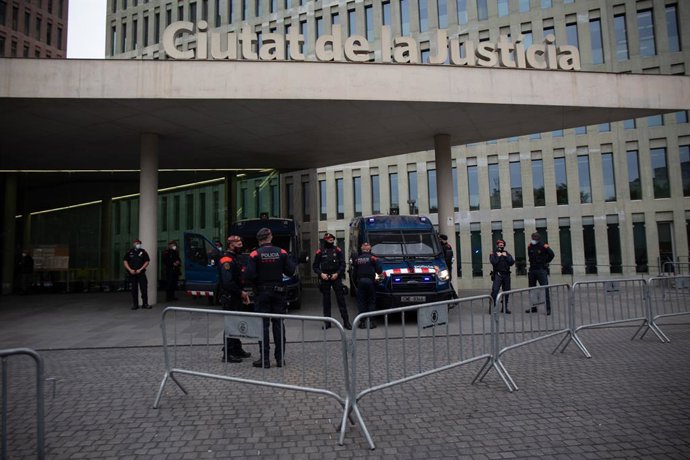 Archivo - Mossos d'Esquadra davant la Ciutat de la Justícia de Barcelona