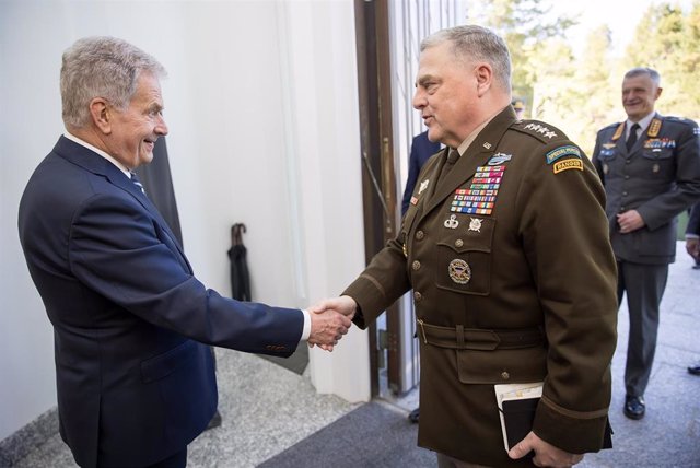 El presidente de Finlandia, Sauli Niinisto, y el jefe del Estado Mayor Conjunto de Estados Unidos, general Mark Milley