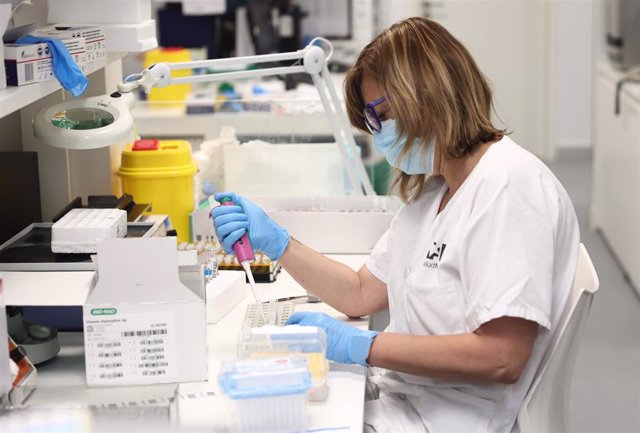Una técnico de laboratorio trabaja con pruebas PCR en el Laboratorio de Microbiología del Hospital público Gregorio Marañón, a 31 de mayo de 2022, en Madrid (España).