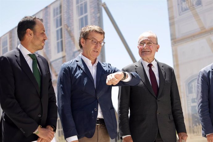 El presidente del PP, Alberto Núñez (c) Feijóo, visita a la empresa Dekra ubicada en el Parque Tecnológico de la capital junto al alcalde de la ciudad, Francisco de la Torre (d) y Fernando Hardasmal Vicepresidente ejecutivo de Dekra (i), a 03 de junio d