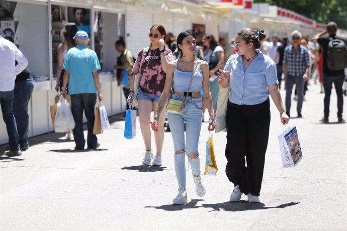 Varias personas pasean por la Feria del Libro 2022, en El Retiro, a 27 de mayo de 2022. 