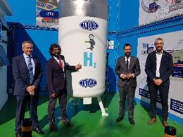 El propietario de Indox, Angel Riudalbas; el director general; Albert Milé; el conseller Roger Torrent y el delegado del Govern en Lleida, Bernat Solé.