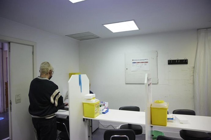 Archivo - Una persona de entre 18 y 29 años, acude a su cita para ponerse la tercera dosis de la vacuna contra el Covid-19, en el Centro de Salud Pavones, a 3 de febrero de 2022, en Madrid (España). Hoy arranca, en la red de hospitales públicos de la Co