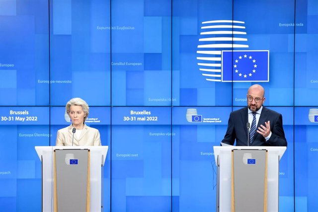 La presidente del Consejo, Charles Michel, y la presidenta de la Comisión, Ursula von der Leyen.