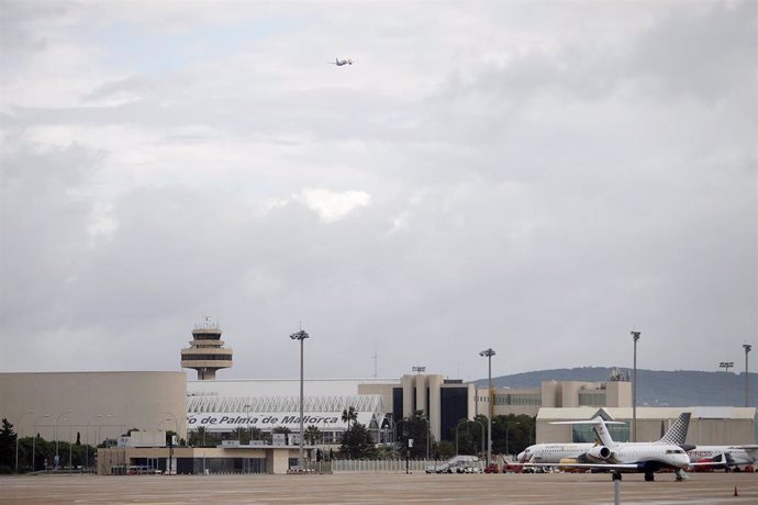 Archivo - Un avión en una de las pistas del Aeropuerto de Palma. Archivo.