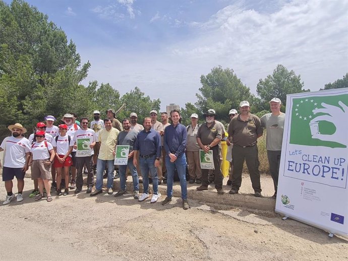 El conseller de Medio Ambiente, Miquel Mir, y personas voluntarias eliminan residuos en el Área Biológica Crítica (ABC) de Magaluf.